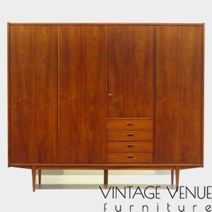 Vintage-4-deurs-Scandinavisch-design-kledingkast-in-teak