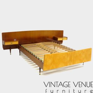 Vintage-tweepersoonsbed-met-nachtkastjes-in-teak-en-esdoorn