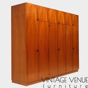 Grote-vintage-mid-century-XL-kledingkast-in-teak