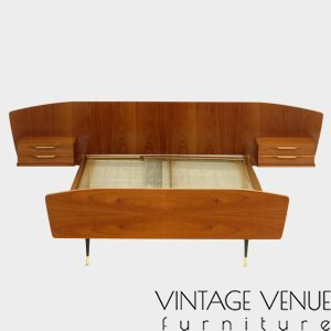 Mid century modern bed met nachtkastjes in teak