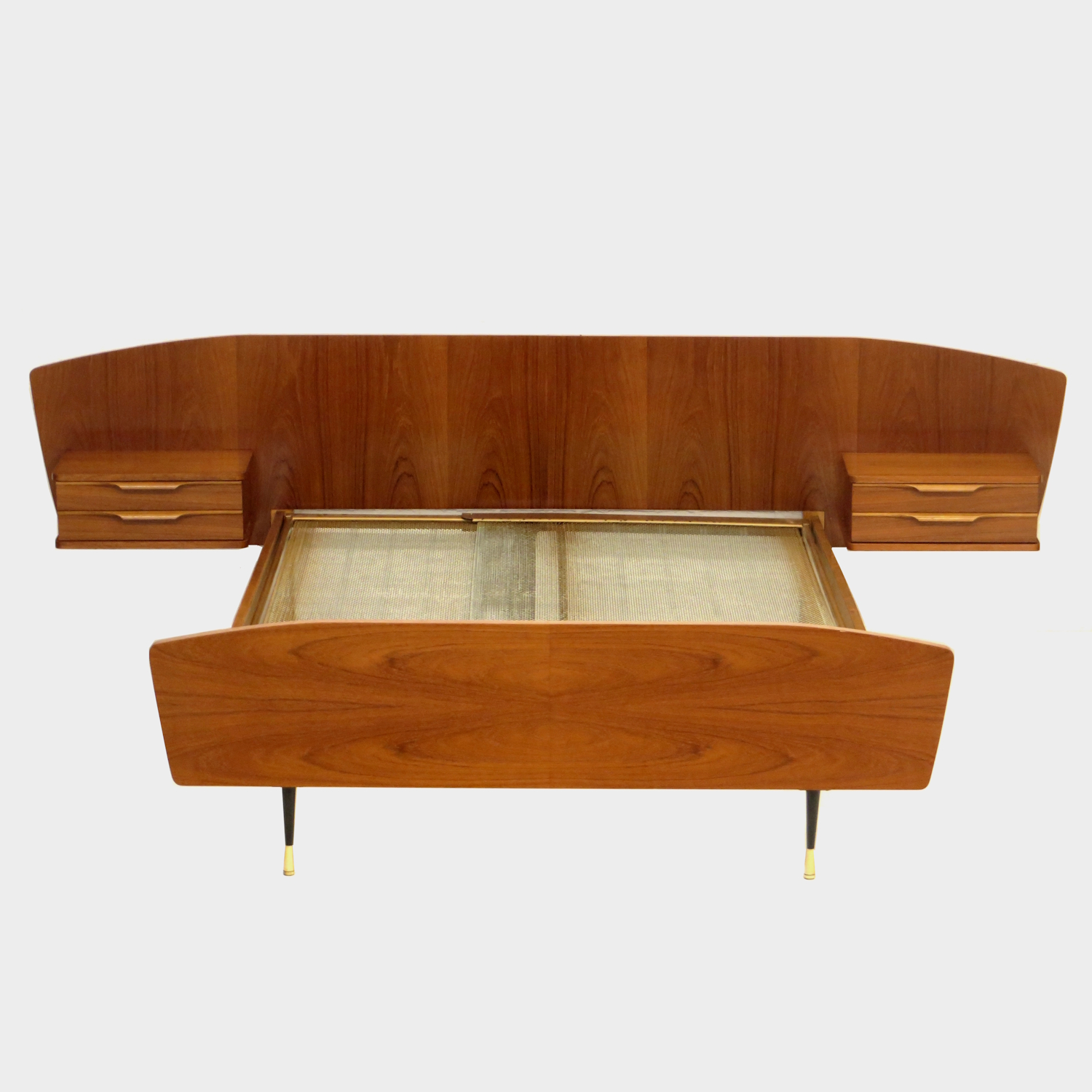 Mid century modern bed met nachtkastjes in teak