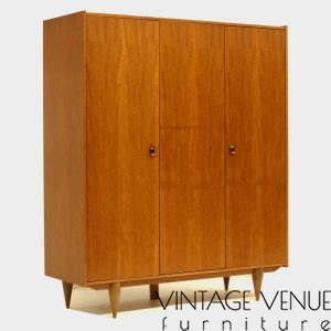 Vintage mid century modern design kledingkast in teak
