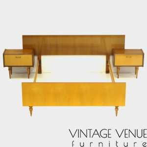 Vintage tweepersoonsbed met nachtkastjes in teak en esdoorn