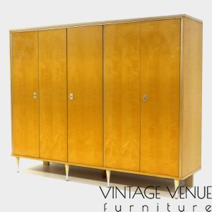 Grote-vintage-5-deurs-kledingkast-in-gevlamd-esdoorn