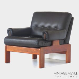 Vintage retro zwart leren design fauteuil met massief palissander frame, gemaakt in de jaren '60 / Mid century lounge chair / arm chair / easy chair in black leather with solid rosewood frame, made in the 1960s