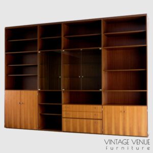Vooraanzicht groot vintage BEHR wandmeubel / boekenkast met dressoirkasten, vitrine en boekenplanken gemaakt van teak met mooie houttekening.