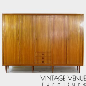 Grote-vintage-5-deurs-Scandinavische-kledingkast-in-teak