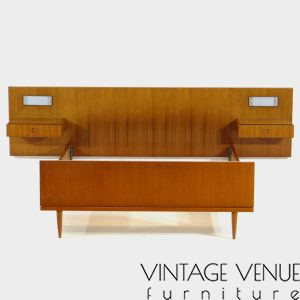 Vintage-tweepersoons-Scandinavisch-design-bed-in-teak