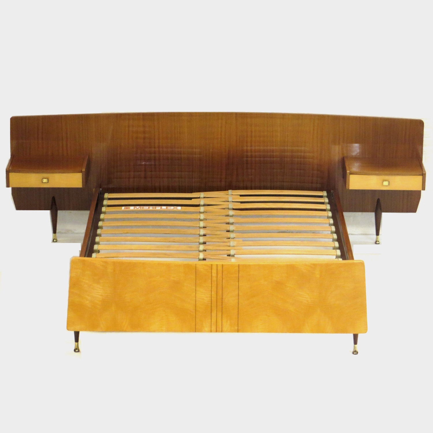 Vintage-tweepersoonsbed-met-nachtkastjes-in-teak-en-esdoorn