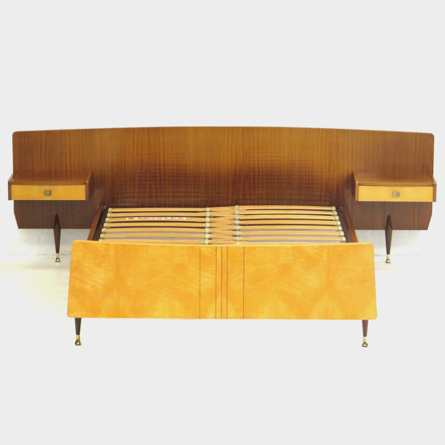 Vintage-tweepersoonsbed-met-nachtkastjes-in-teak-en-esdoorn