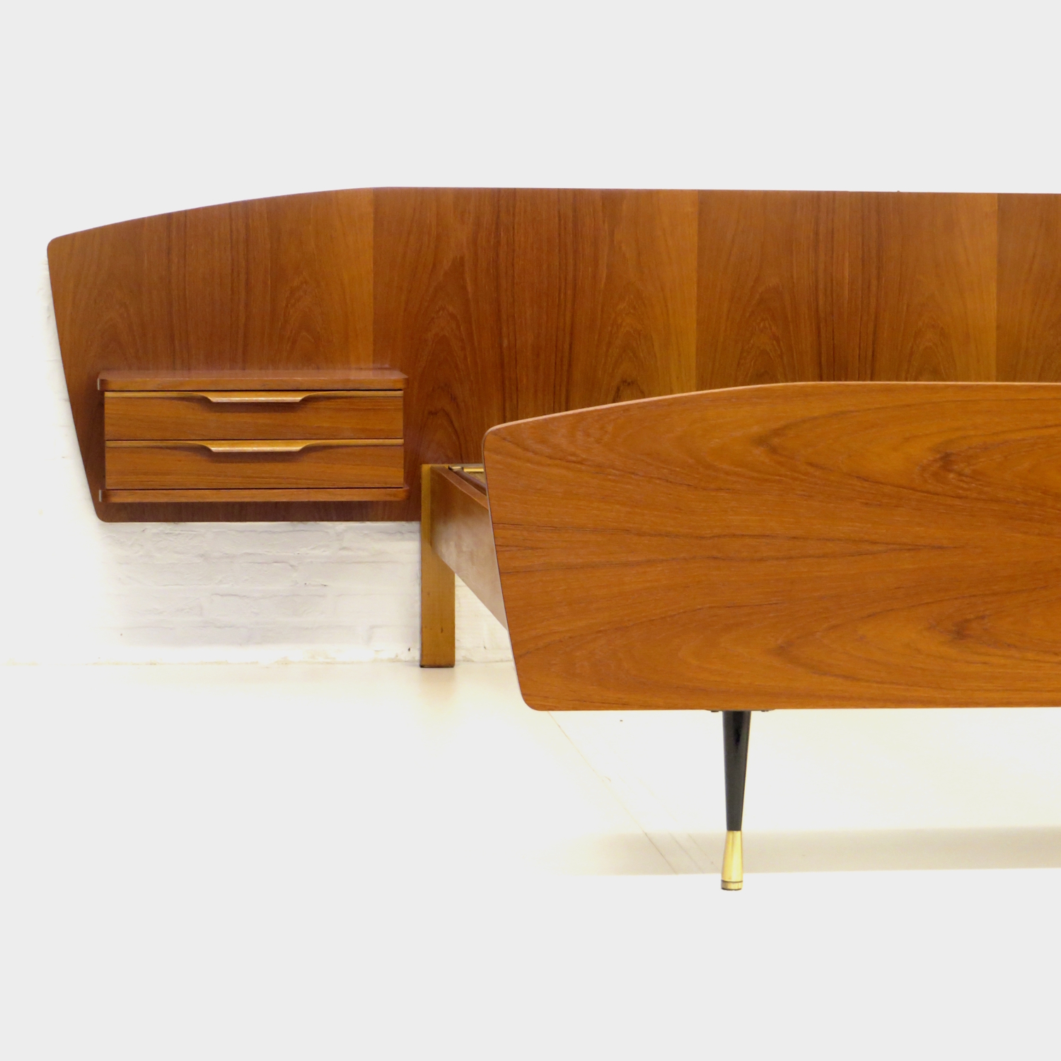 Mid century modern bed met nachtkastjes in teak Mid century modern bed met nachtkastjes in teak