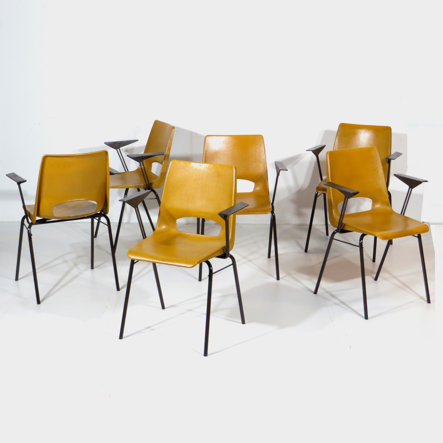 Foto van de zes stoelen