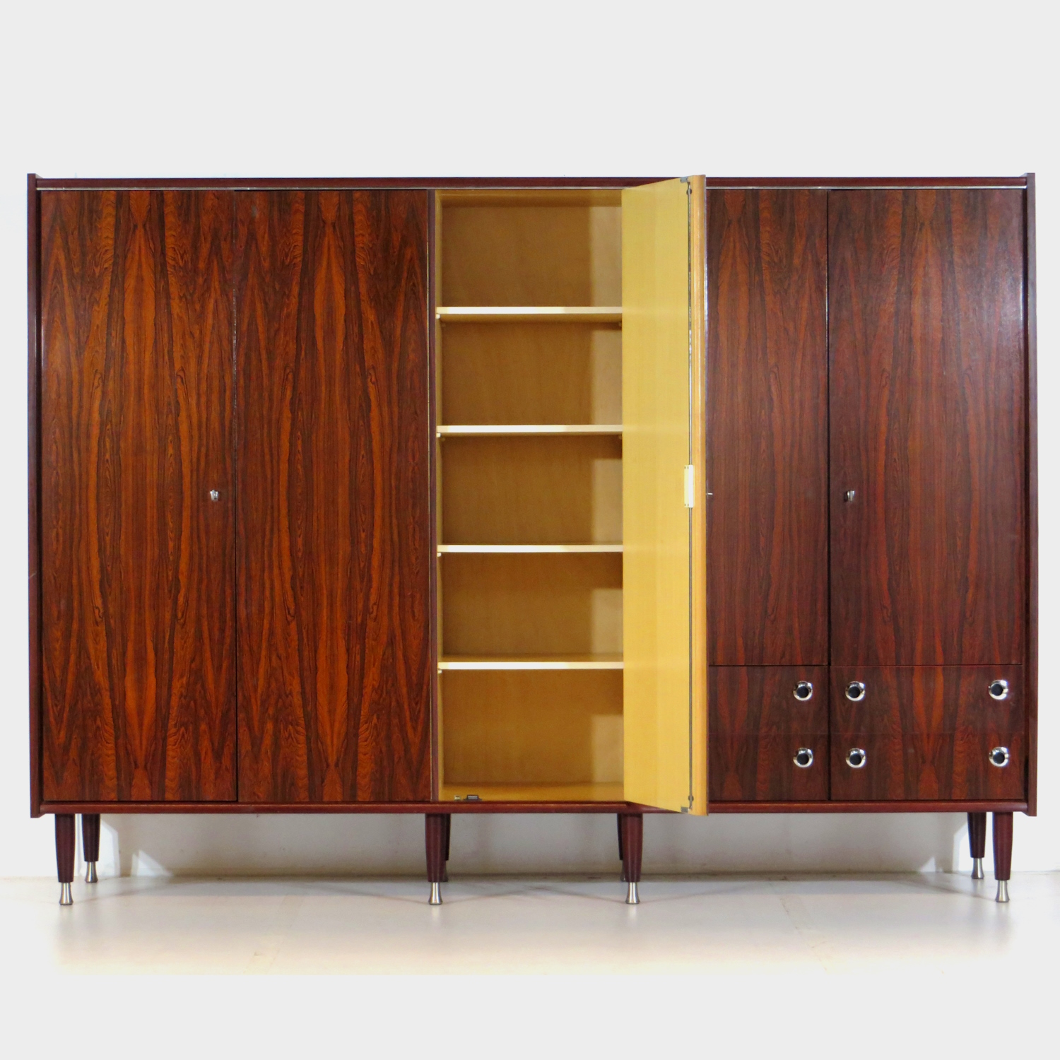 Grote vintage 5-deurs mid century design kledingkast