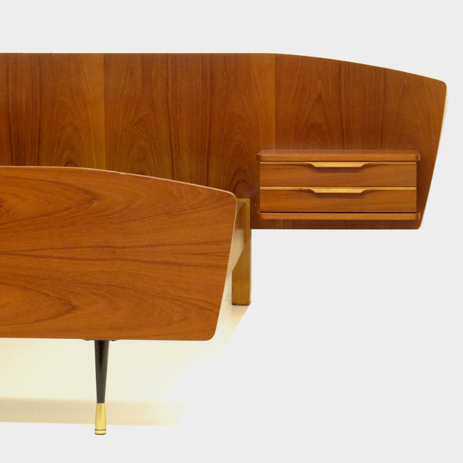 Mid century modern bed met nachtkastjes in teak Mid century modern bed met nachtkastjes in teak