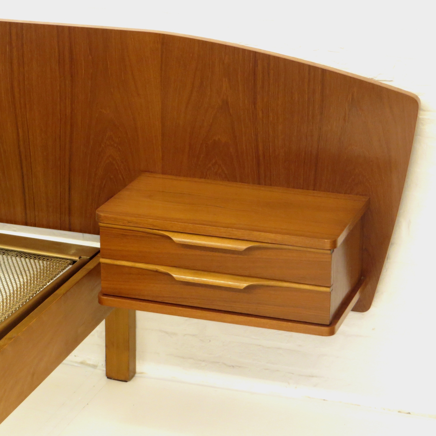 Mid century modern bed met nachtkastjes in teak Mid century modern bed met nachtkastjes in teak