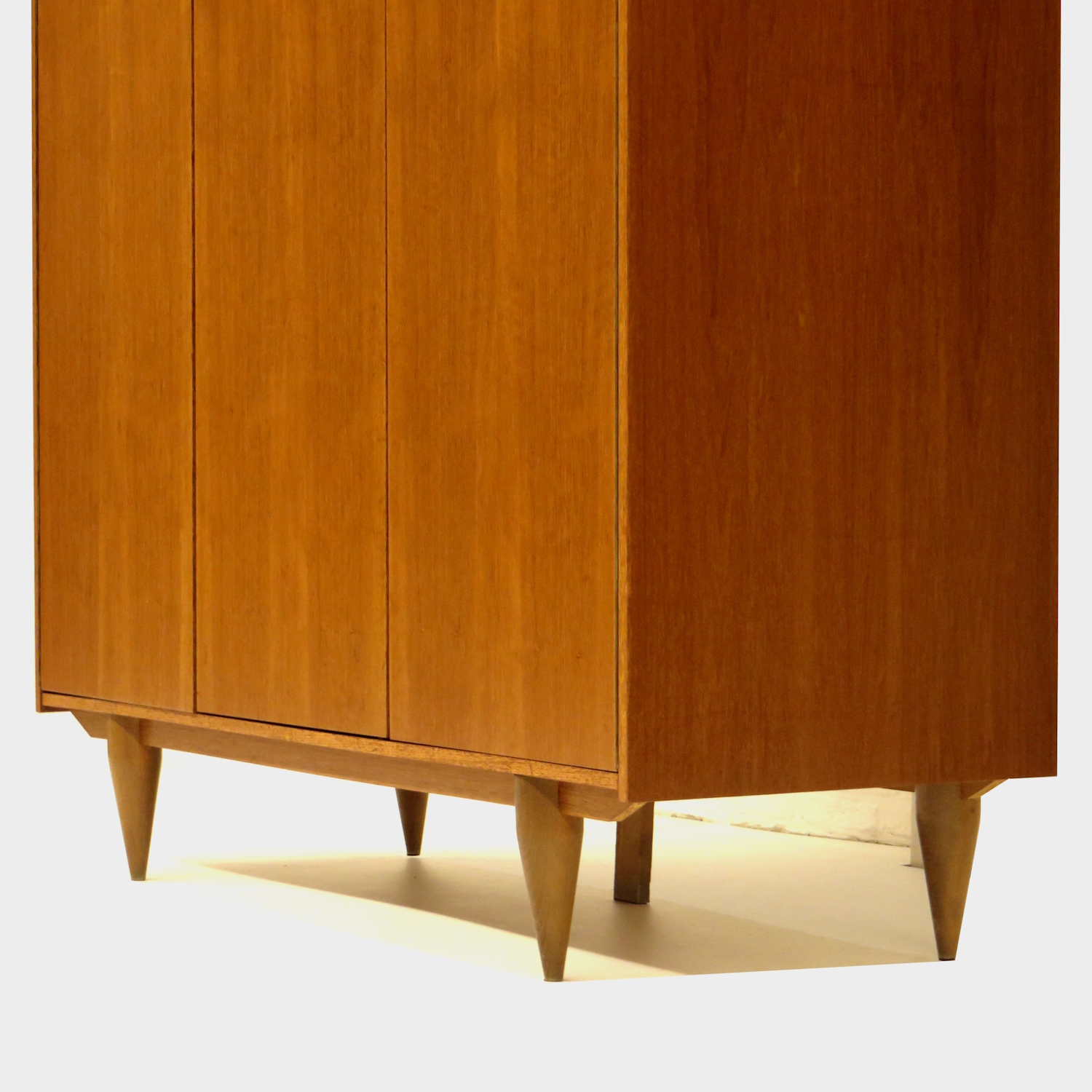 Vintage mid century modern design kledingkast in teak Vintage mid century modern design kledingkast in teak