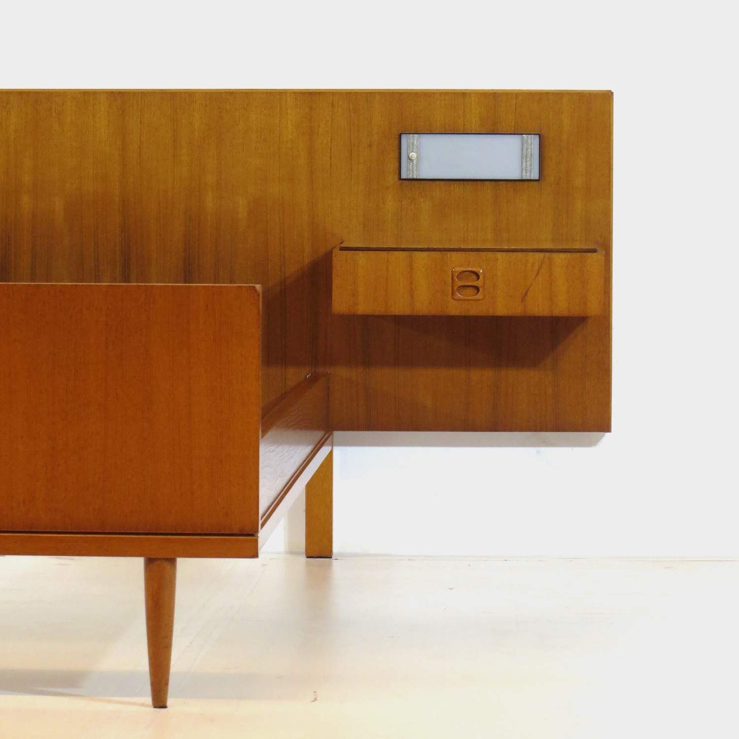 Vintage-tweepersoons-Scandinavisch-design-bed-in-teak