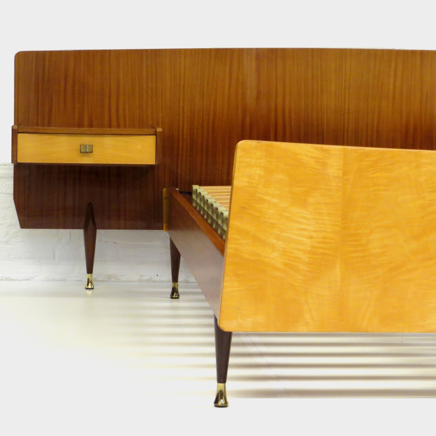 Vintage-tweepersoonsbed-met-nachtkastjes-in-teak-en-esdoorn