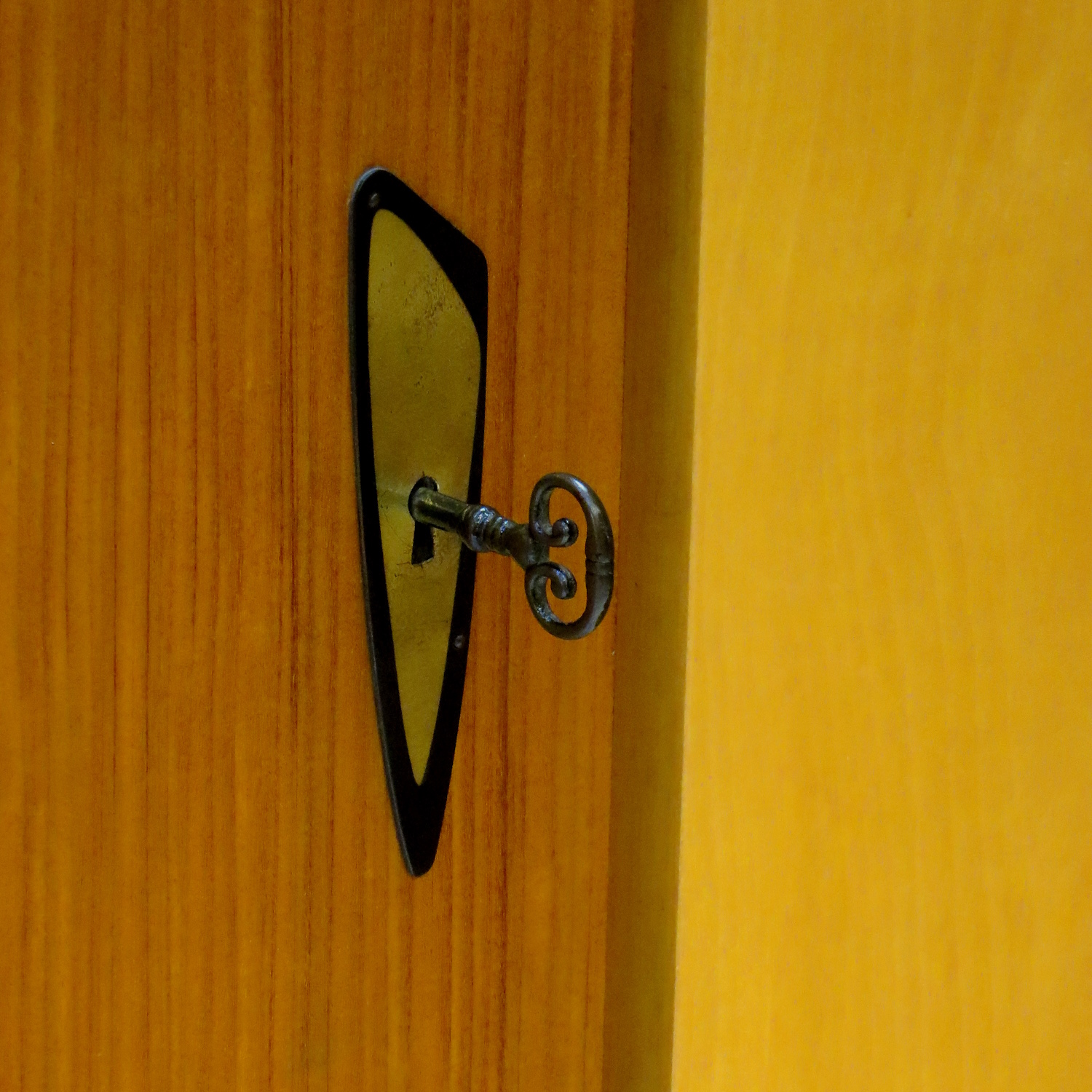 Vintage 4-deurs design kledingkast uit de jaren 50 - 60 in Esdoorn en Teak