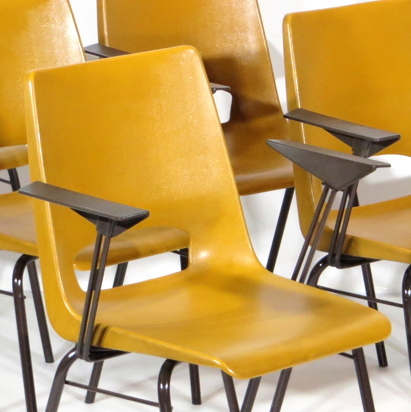 Vintage bureaustoel van Philippus Potter voor Ahrend de Cirkel Detailfoto van de kuip en de armleuningen