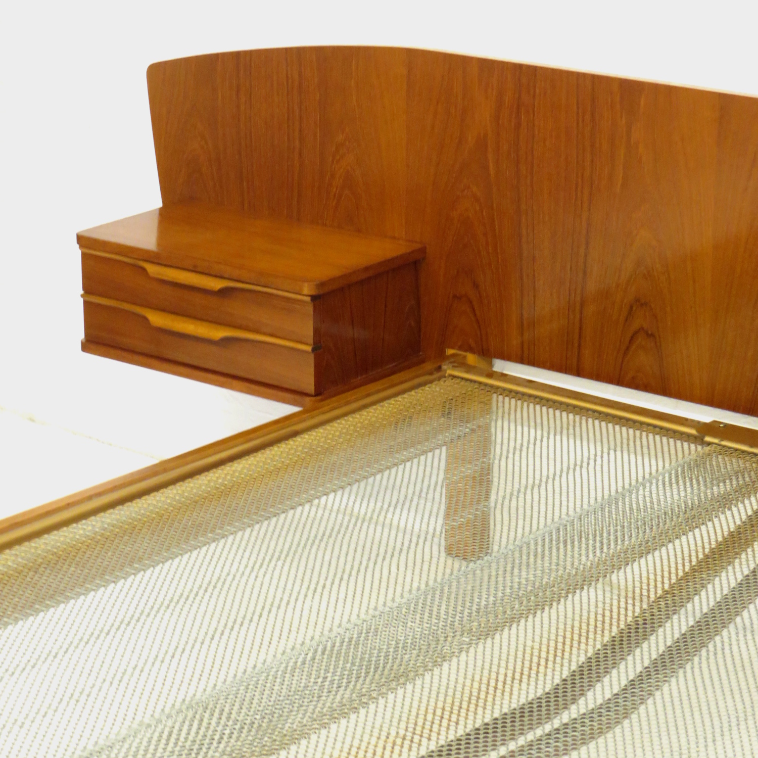 Mid century modern bed met nachtkastjes in teak Mid century modern bed met nachtkastjes in teak