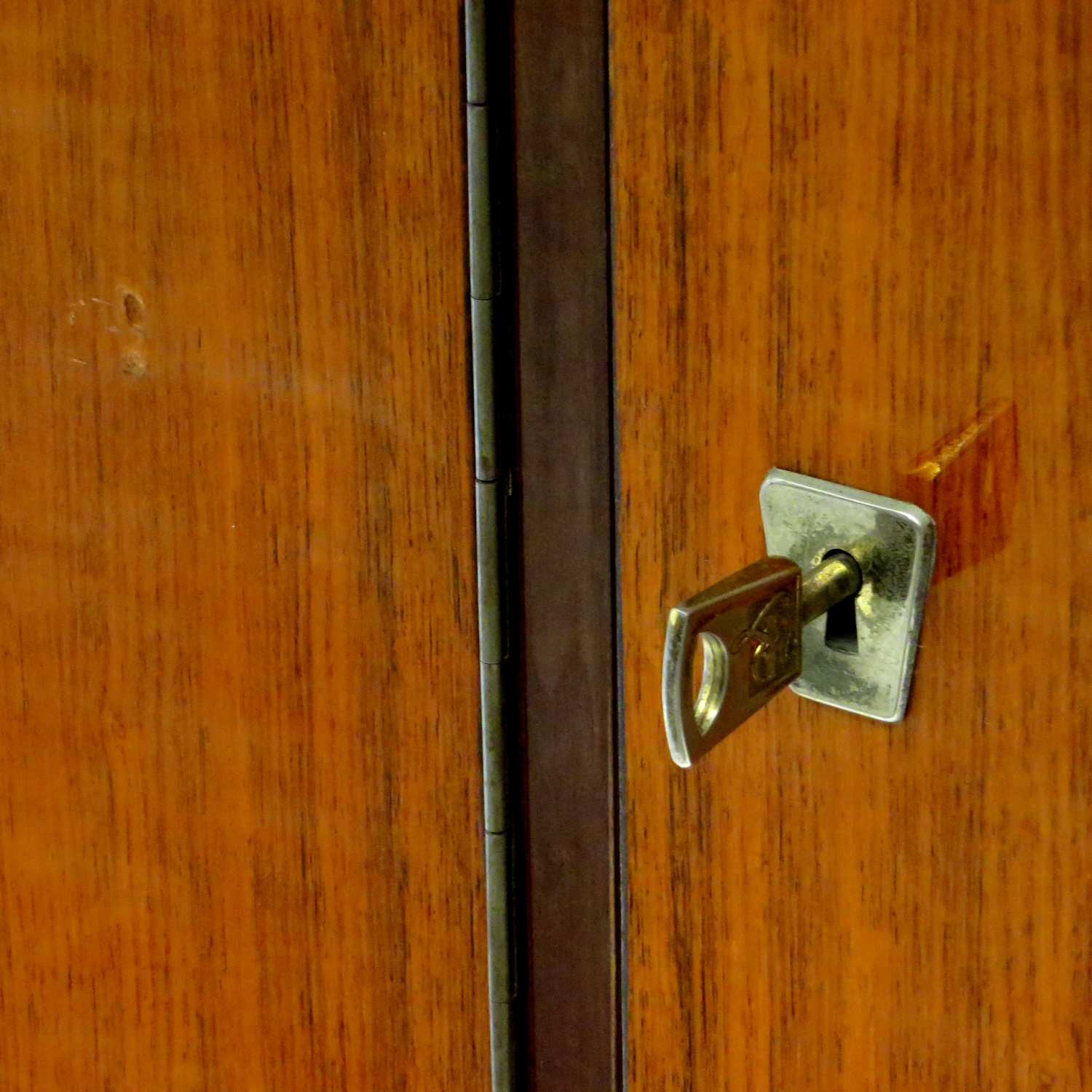 Vintage design kledingkast uit de jaren 60 met 4 deuren en 4 lades in palissander