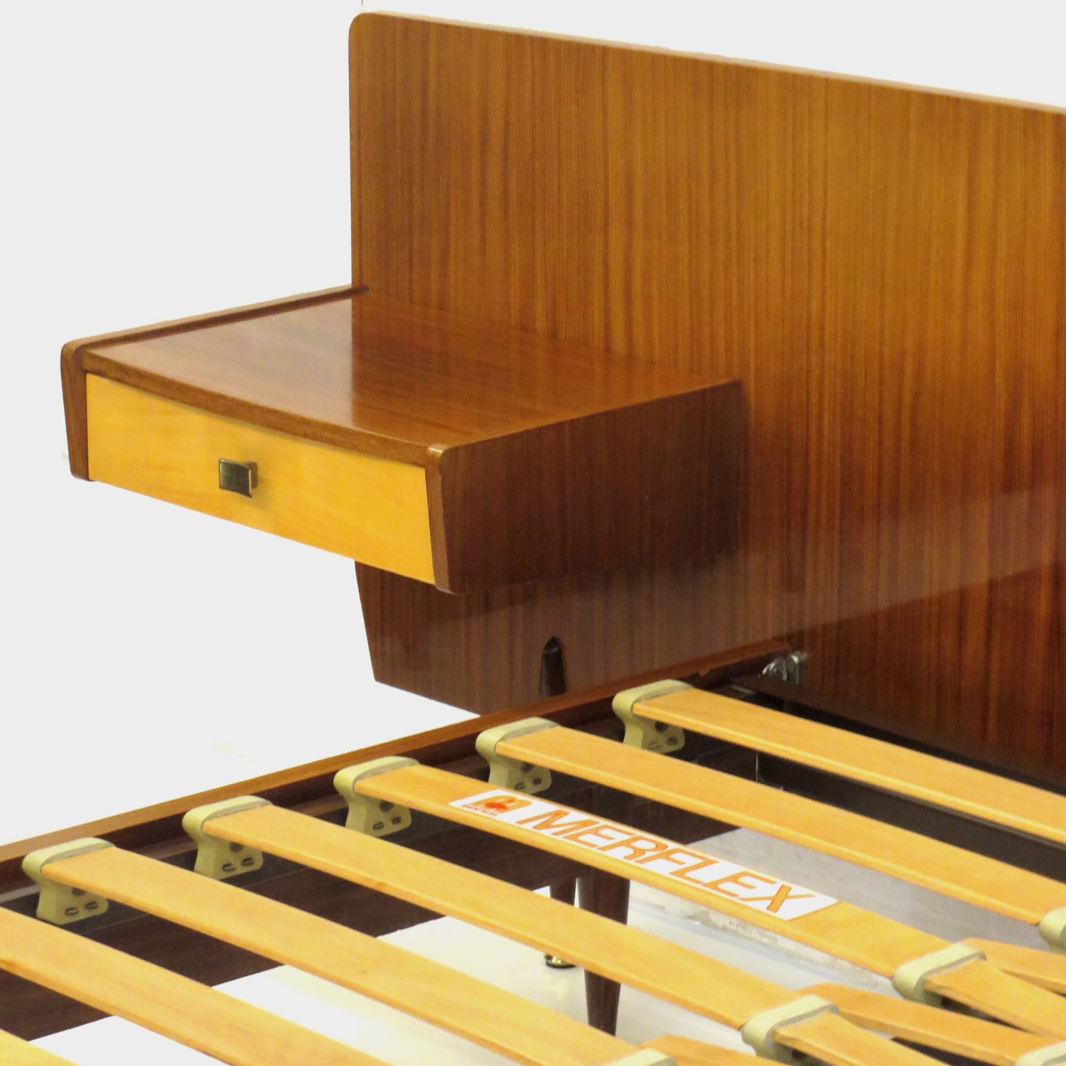 Vintage-tweepersoonsbed-met-nachtkastjes-in-teak-en-esdoorn