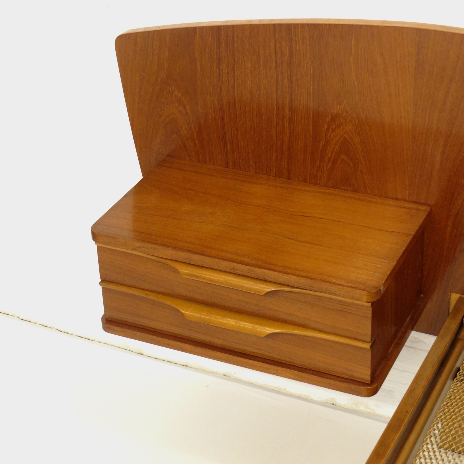 Mid century modern bed met nachtkastjes in teak Mid century modern bed met nachtkastjes in teak