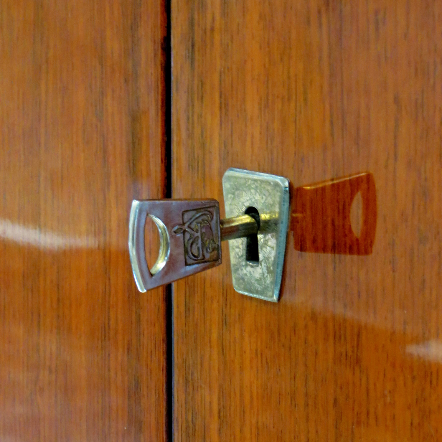 Vintage design kledingkast uit de jaren 60 met 4 deuren en 4 lades in palissander