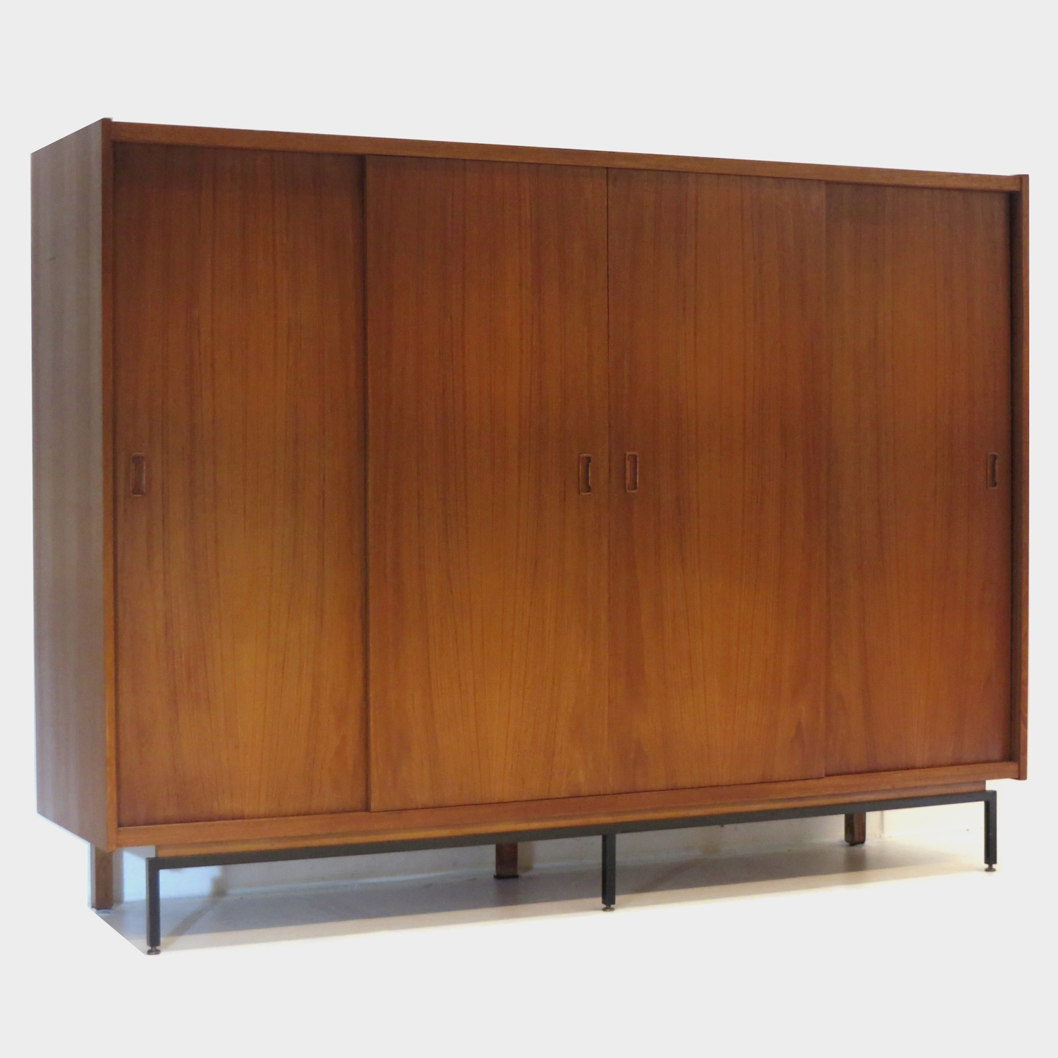Grote vintage design kledingkast in teak met schuifdeuren