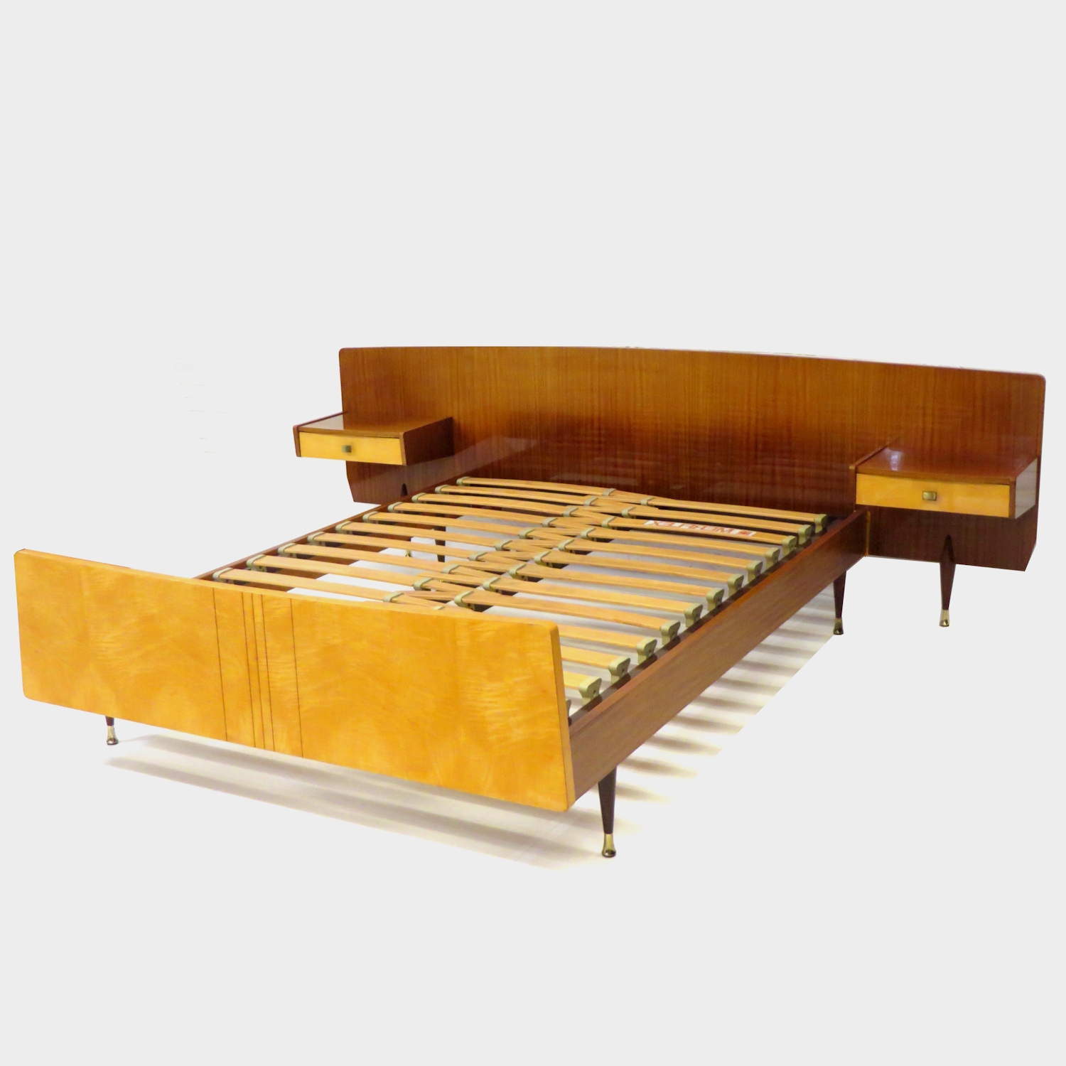Vintage-tweepersoonsbed-met-nachtkastjes-in-teak-en-esdoorn