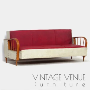 Vintage retro sofa bank bankstel uitklapbaar tot slaapbank van skai leer uit de jaren '50 '60, met mooie rond gebogen houten armleuningen.