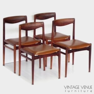 Profielfoto van set van 4 vintage design eetkamerstoelen met rosewood palissander frame en zittingen in cognac leer.