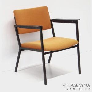 Vintage mid century arm chair with metal frame and plywood arm rests, 1960s / Vintage retro fauteuil - stoel met metalen frame en plywood armleuningen gemaakt in de jaren '60