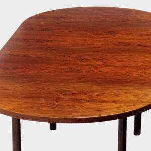 Close-up foto van het tafelblad waarop de mooie houttekening goed te zien is van het Braziliaans palissanderhout.