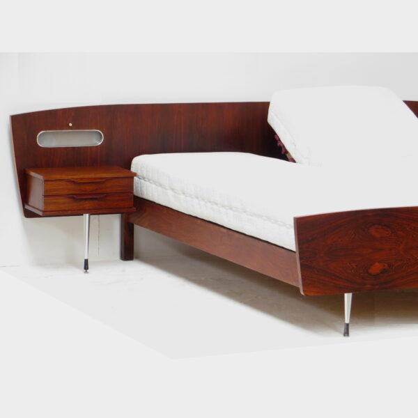 Vintage tweepersoonsbed en nachtkastjes met prachtige houttekening van hoge kwaliteit rio palissander. Mid century modern double bed with nightstands, made of high quality rio rosewood.