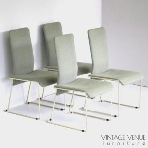 Zijaanzicht van de Set van 4 Post Modern "High Back chairs" eetkamerstoelen, met metalen frame & pastel mintgroen-grijze stoffering.