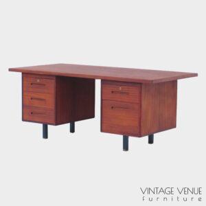 Vintage mid century modern executive writing desk, made of teak in the 1960s / Vintage retro directie bureau van teak uit de jaren 50 60 70