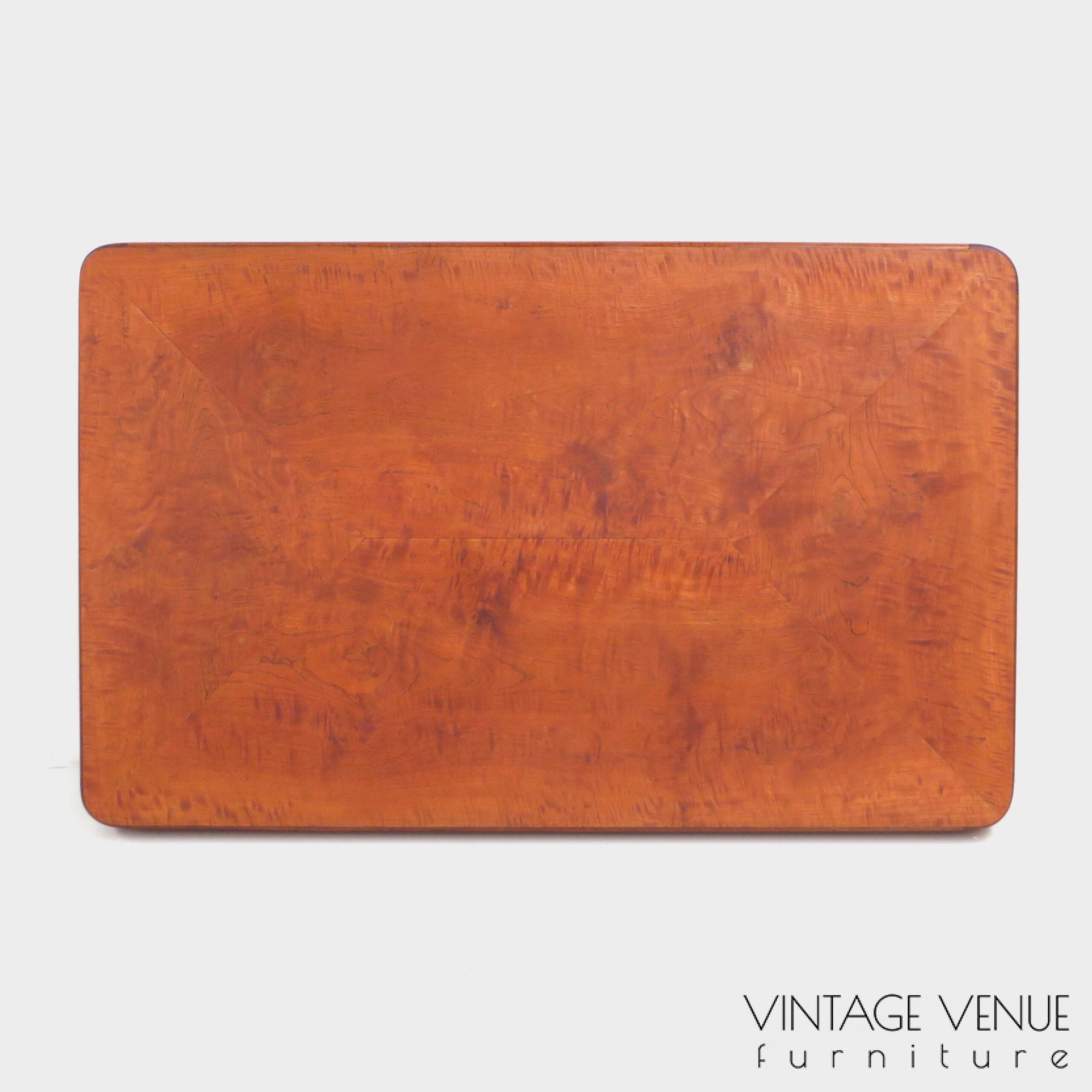 Vintage Art Deco dining table made of solid teak in the 1930s / Vintage Art Deco eettafel tafel van massief wortelnoten teak jaren '30