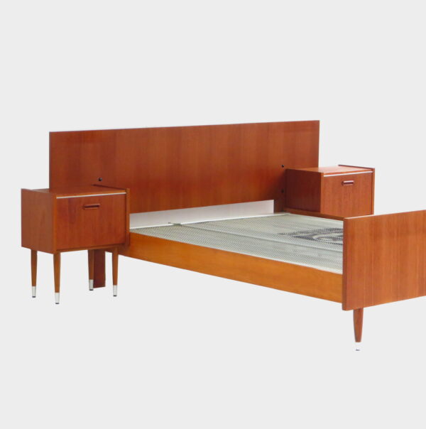 Vintage mid century teak double bed with two night stands made by Musterring, 1960s / Vintage retro 2-persoons bed en twee nachtkastjes van Musterring gemaakt van teakhout in de jaren 50 60 