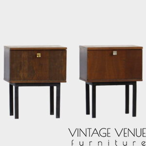 Set van twee vintage nachtkastjes / Pair of two mid century modern nightstands bedside tables.