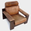 Vintage design fauteuil cognac buffel-leer / leren LEOLUX lounge fauteuil met massief eiken frame en (verwijderbare) hoofdsteun, jaren '70 Mid century cognac buffalo-leather two-seater design sofa from LEOLUX, with solid oak frame and (removable) headrest.