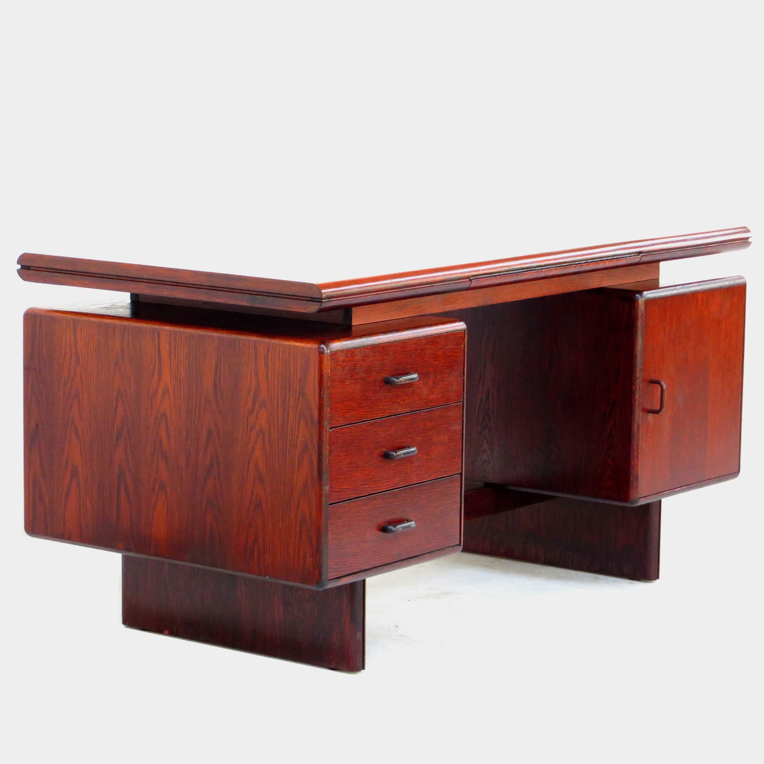 Side left: Vintage exclusive executive writing desk with beautiful warm wood design, made in the 1960s. Mid-century modern executive writing desk.