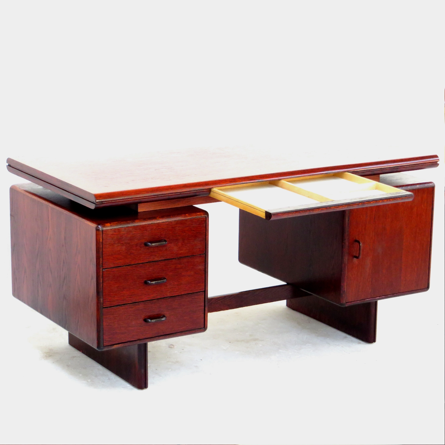 Top view pull-out drawer: Vintage exclusive executive desk with beautiful warm wood design, made in the 1960s. Mid-century modern executive writing desk.