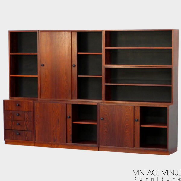 Rechter voorzijde van de vintage design boekenkast wandmeubel dressoirkast, met de kastdeuren naar links open geschoven