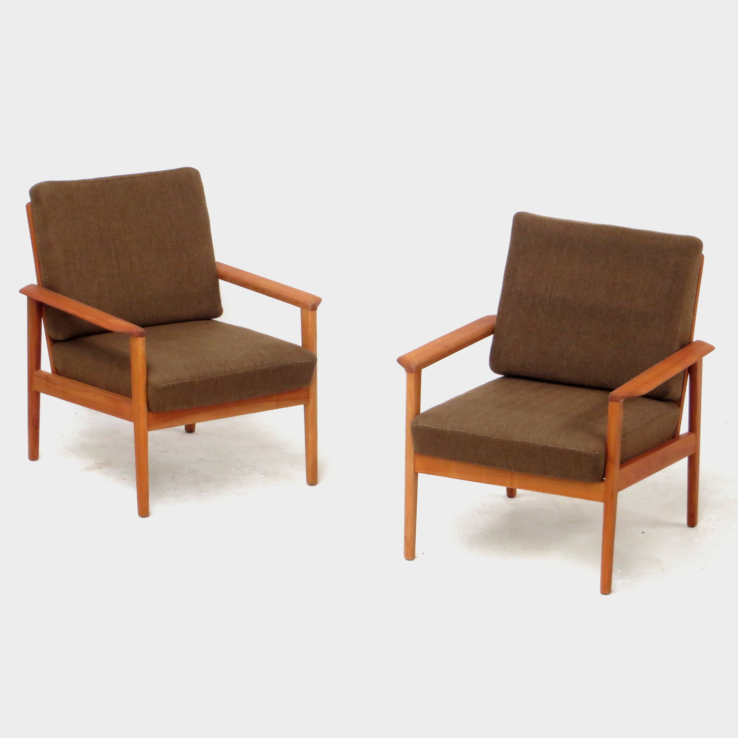 Foto van de voorkant van de twee vintage design fauteuils