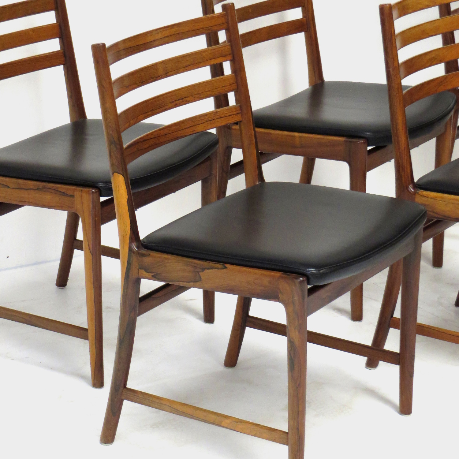 Set van zes palissander design stoelen in zwart leer van Kai Lyngfeldt Larsen Detailfoto van één van de palissander stoelen