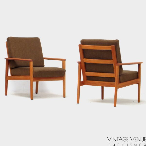 Foto van zowel de voorkant als van de achterkant van de twee vintage design fauteuils
