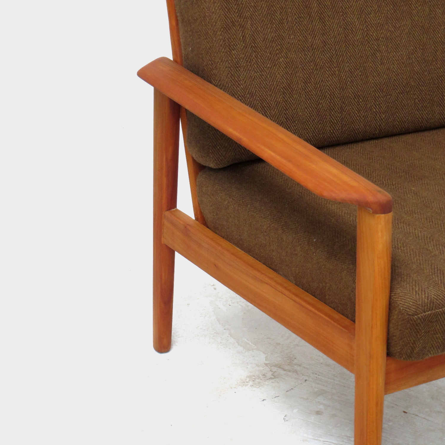Detailfoto van de houten armleuning van één van de twee vintage design fauteuils