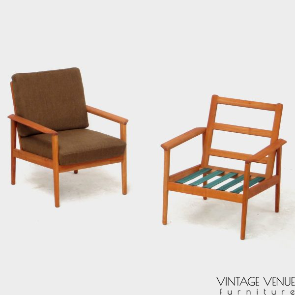 Foto van de twee vintage design fauteuils: één zonder kussens en één met kussens